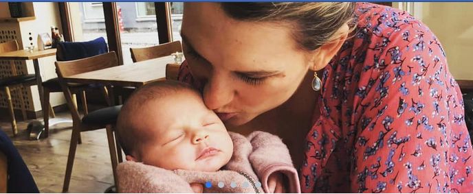 女议员带孩子工作,丹麦女议员