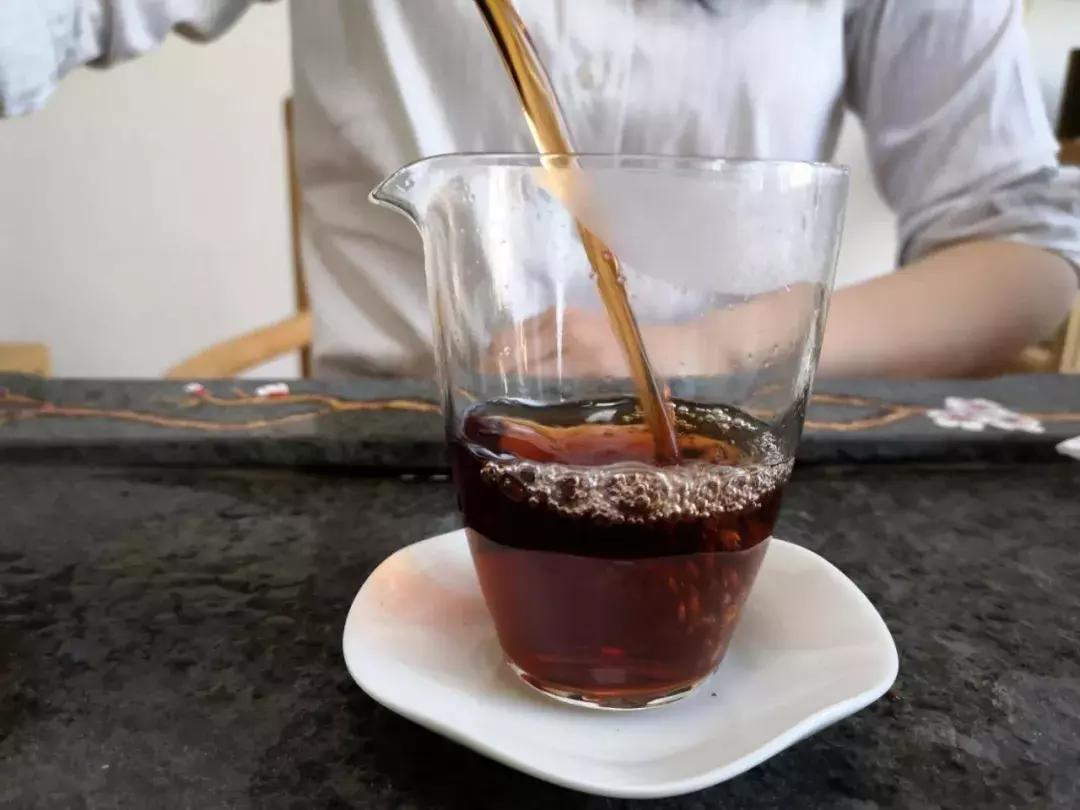 八八年易武野生茶生茶357克,中茶98年陈化六堡茶