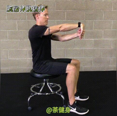 久坐办公室怎么缓解肩颈痛,办公室久坐腰背部拉伸动作