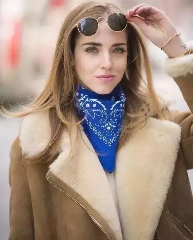 丝巾的5种时髦系法学起来,春季丝巾系法大全搭配大衣