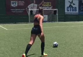 内马尔踢女足,小姐姐踢足球完整视频