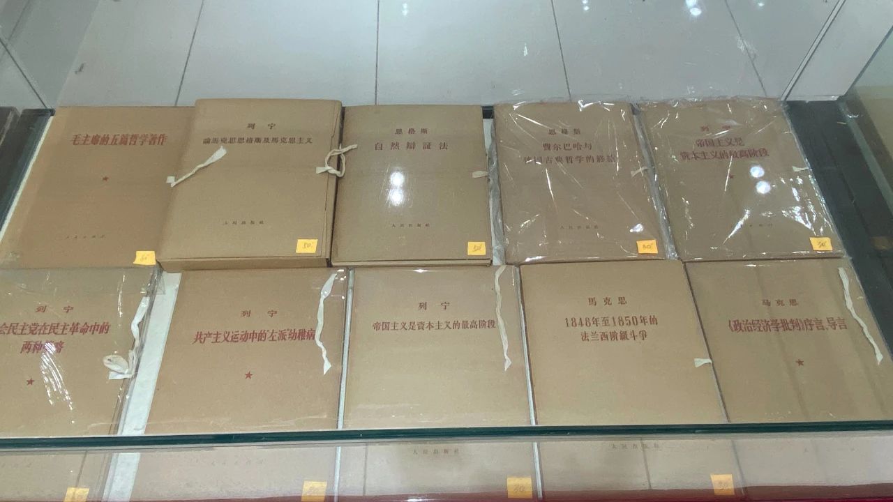 烟台天孚悦尚足球俱乐部携手福海路大润发大型书展开始啦