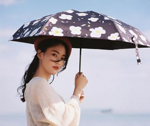 只有女生巴掌大小的banana口袋伞，伞内自动降温似“移动空调”！