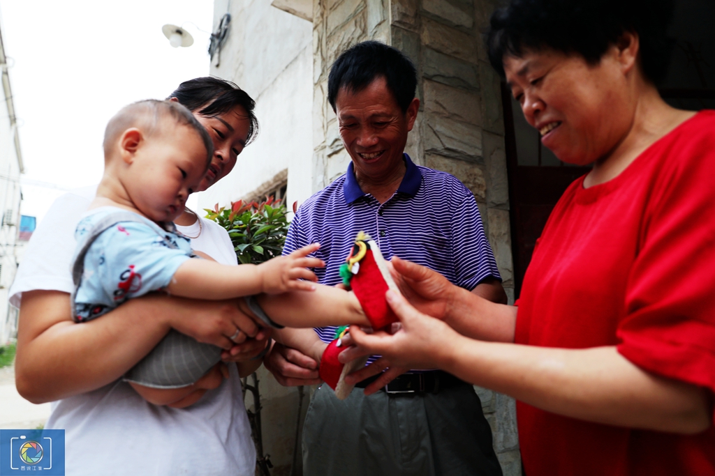 一双虎头鞋，传承100多年，别人种地他和妻子做鞋，一双能卖200元