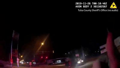 小朋友高速上不系安全带被甩出车,小孩没系安全带被甩出车视频