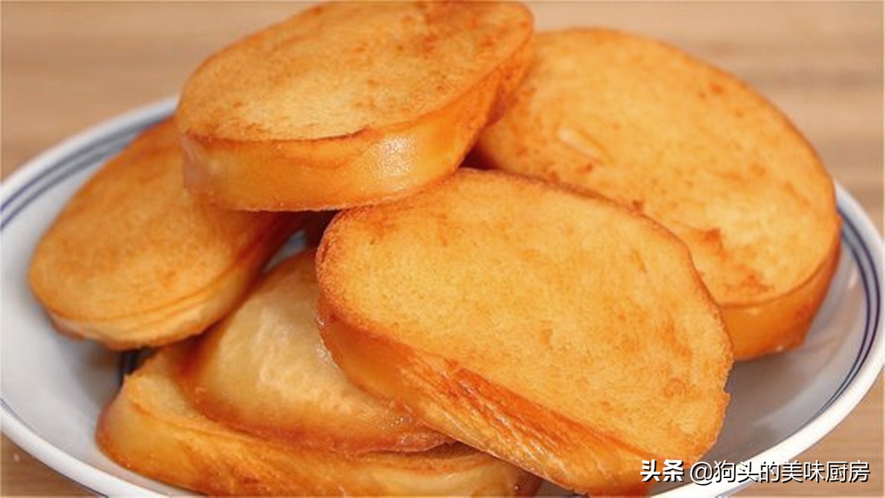 空气炸锅炸馒头片沾水做法,馒头切成小块裹上蛋液的做法