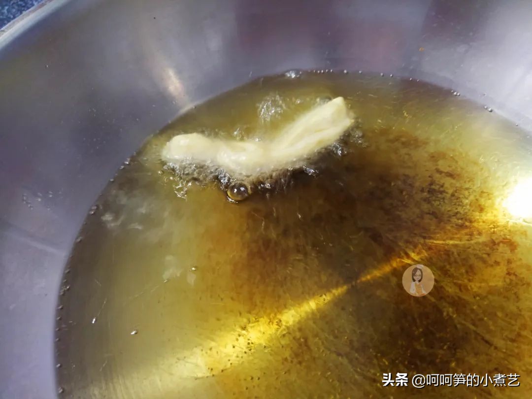 新油条怎么做酥脆松软完整教程,油条怎么做酥脆松软高筋面粉