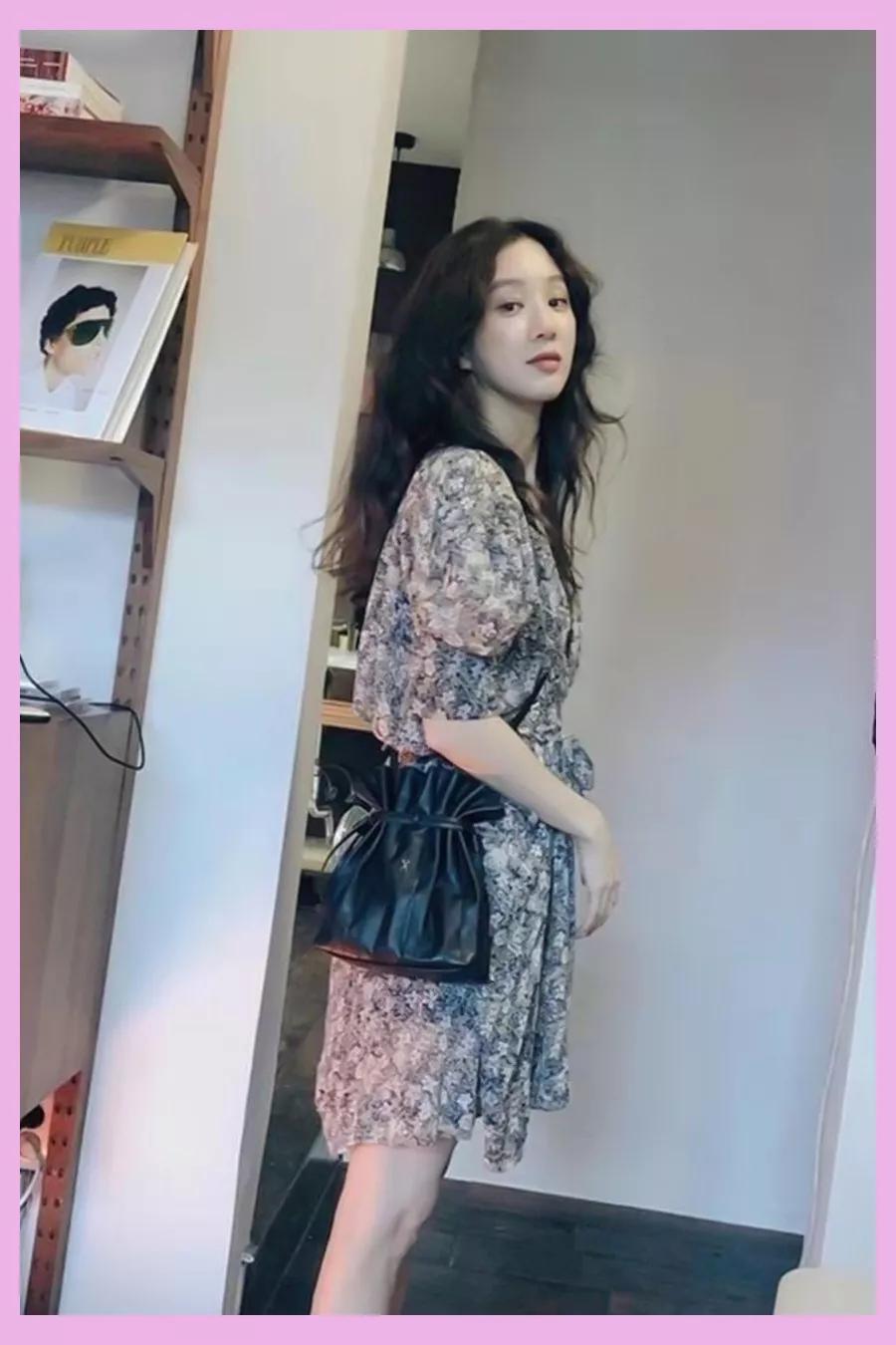 郑丽媛穿搭晒图，被小卷毛圈粉，这样的韩国小姐姐请给我一沓