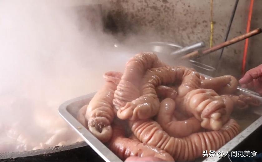 河南乡村大爷卖卤肉,每天往返20公里摆摊卖卤肉