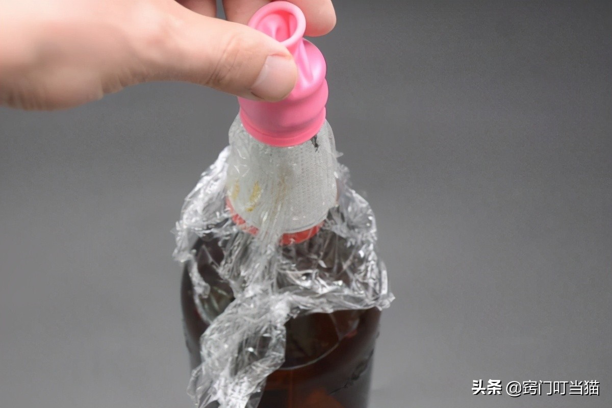 气球的妙用用来当密封盖再好不过,气球套在瓶子底下