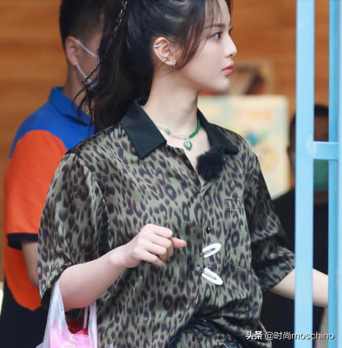 杨超越白衬衫搭配白色镂空吊带裙,杨超越同款横条西装配百褶裙