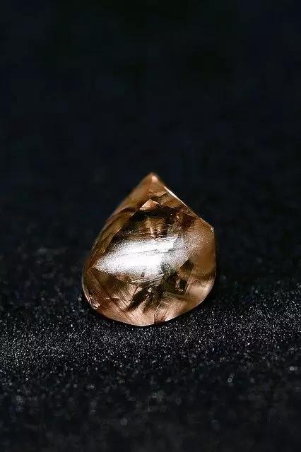 纯天然的钻石原石的特点和图,钻石的原石原来长这样太神奇了