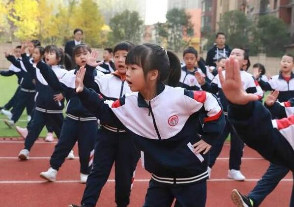 小学生校服收费100块,小学生校服收费