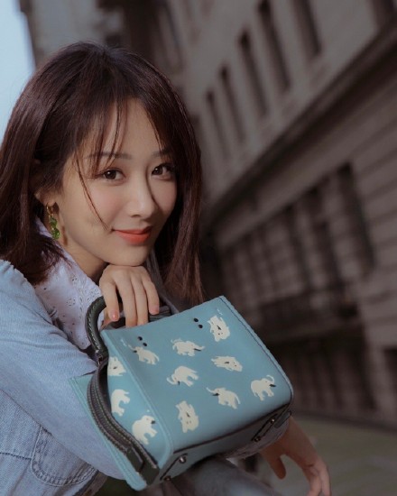 coach大秀杨紫和小男孩合影,coach新款杨紫