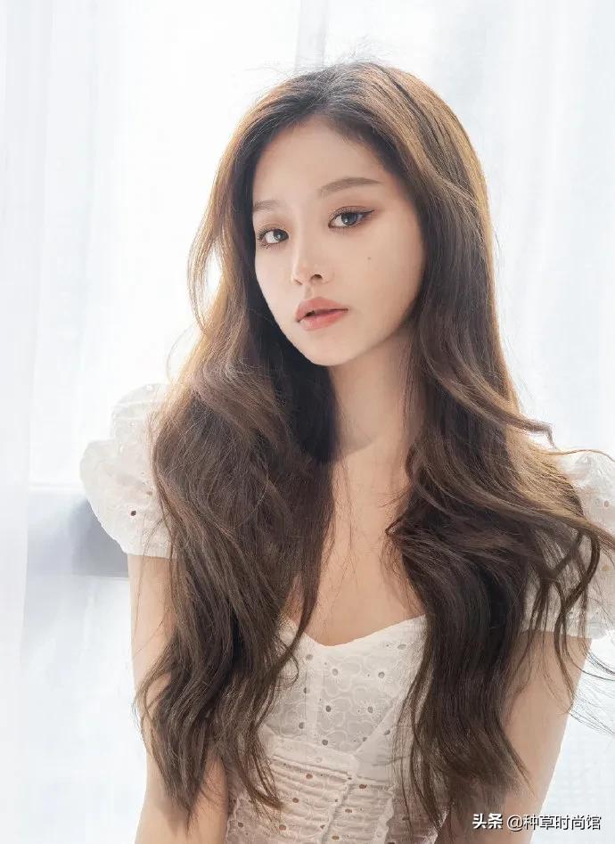 扁塌稀疏头发怎么变蓬松,头发贴头顶塌怎么扎