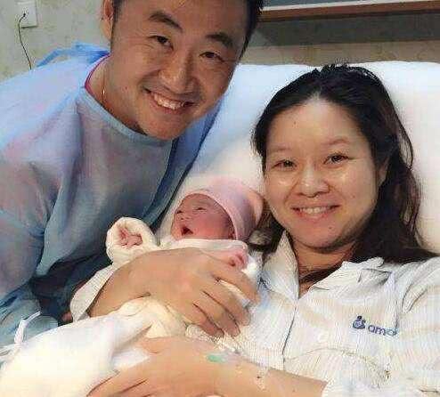 嗯哼空降《妻子3》,掉了一颗门牙还不认字,却会说“我收工了”