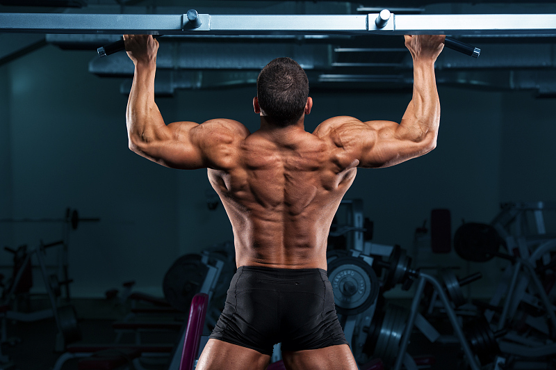 锻炼肩部后束的正确动作,坐姿划船器械怎么练三角肌