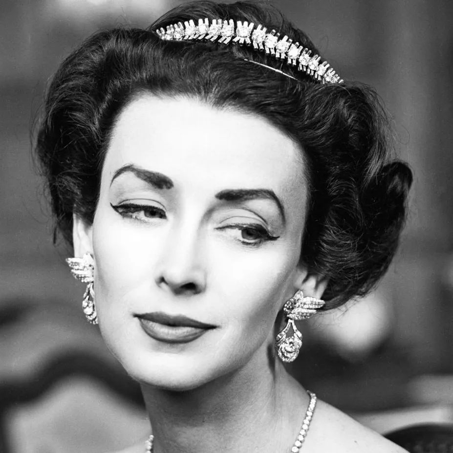 会修飞机的绝代超模，自己开公司，为何最终在小餐馆度过余生？