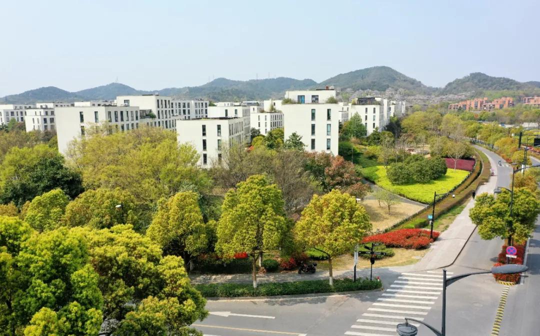 万科大溪谷旁的蓝月春晓怎样,大溪谷和新湖蓝月春晓哪个好