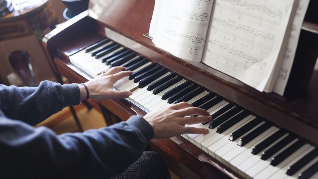 钢琴十级多大可以考下来,成人学钢琴考十级需要几年