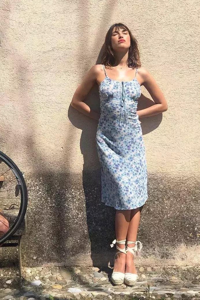 洋气上档次吊带裙秋冬内搭,今年最火的吊带裙内搭