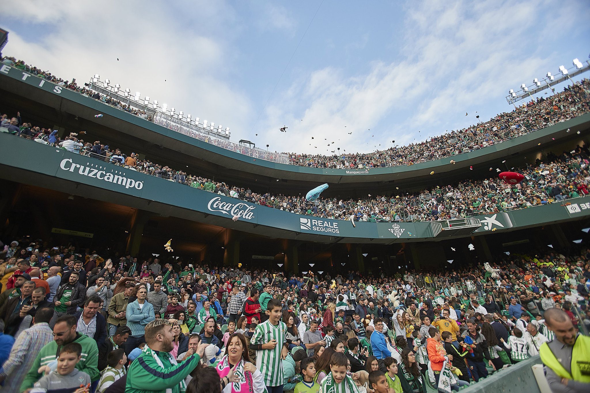 足球不仅仅是胜负！球场下起玩具雨，成千上万毛绒玩具落到球场内