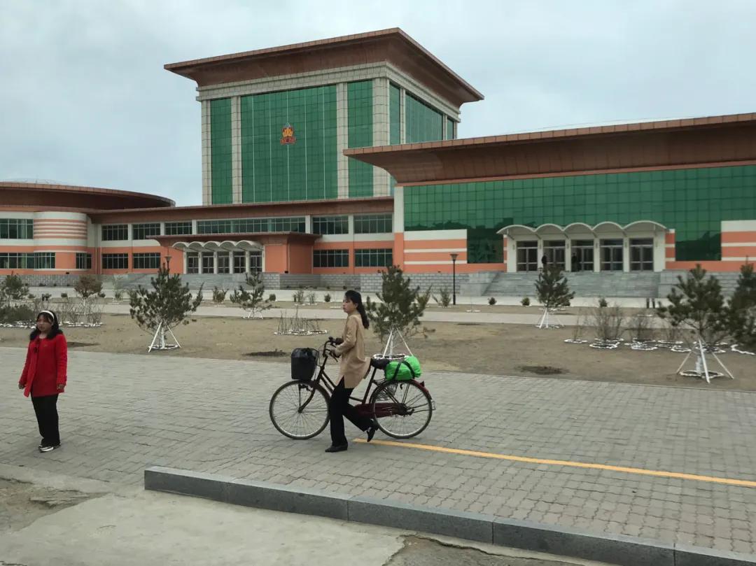 朝鲜女性穿着保守吗,现在的朝鲜女性什么样子