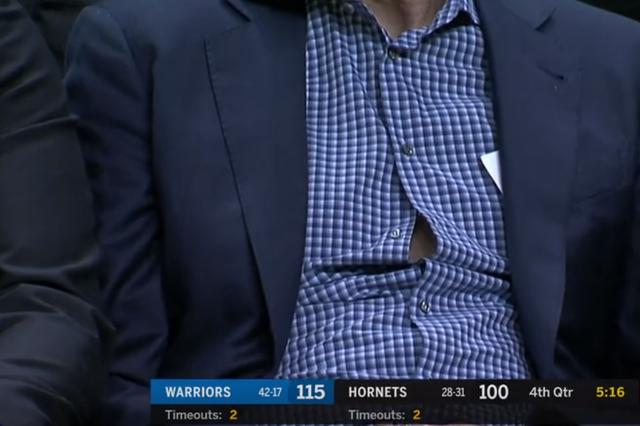 摄影师捕捉科尔“走光”部位，让我想起了德国主帅挖鼻孔的罗生门