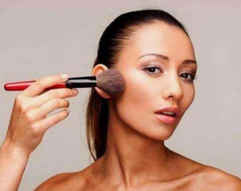 脸色发黄发暗不脱妆的粉底液,早上涂的粉底中午脸就暗沉了