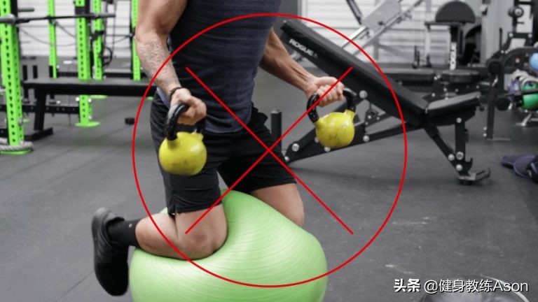 想要强壮手臂4个动作让你练出来,15斤哑铃能练出多少厘米粗壮手臂