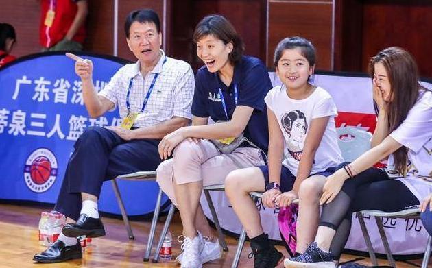 姚明叶莉一家人,姚明身高多少和他的妻子