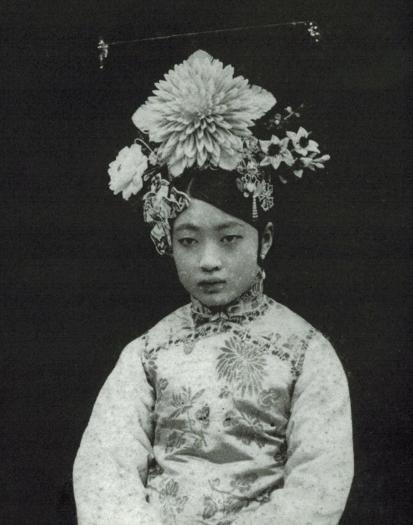 末代皇后婉容出行时的老照片,末代皇帝婉容和溥仪新婚多少集