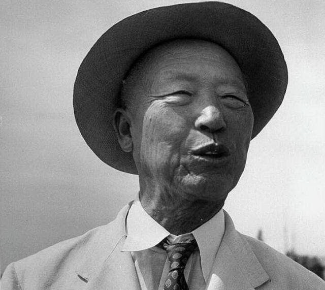 韩国开国总统李承晚，为什么会一步步从“国父”变成“*夫独**”