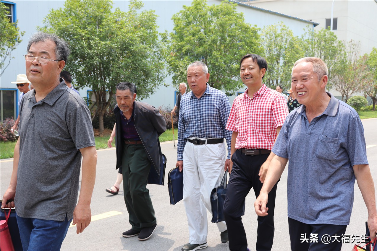 钢铁年代战友重逢,钢铁情怀