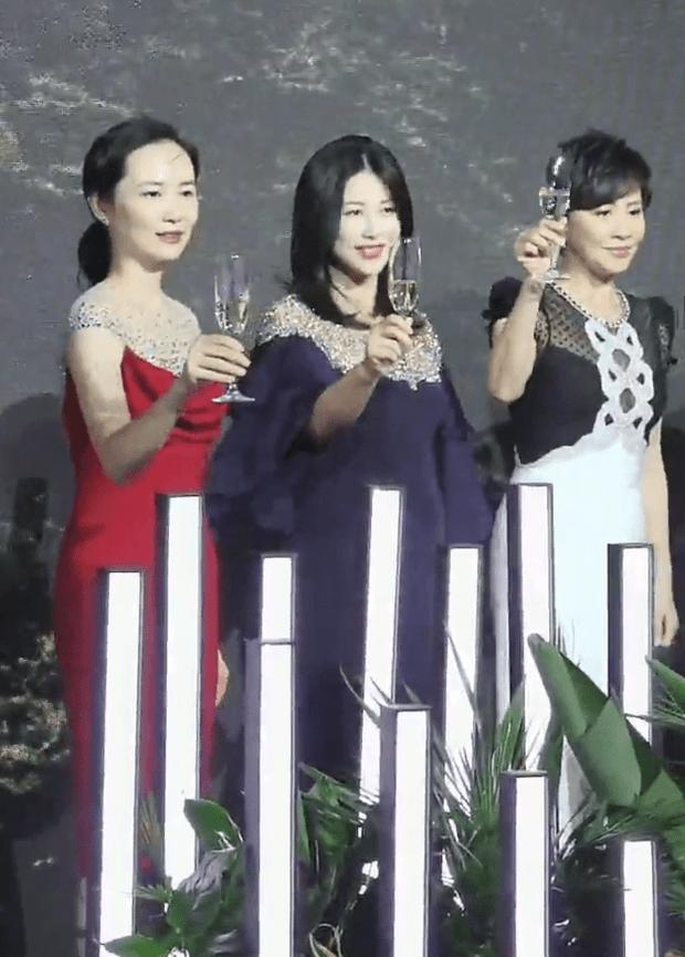 朱珠晒孕期日常照,身材走样明显胳膊粗壮,6个月孕肚任由马亲吻