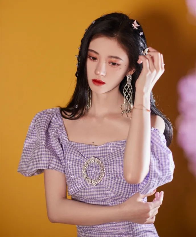 肤色暗沉的女生适合穿什么色彩,肤色偏黑女孩适合用什么色号口红