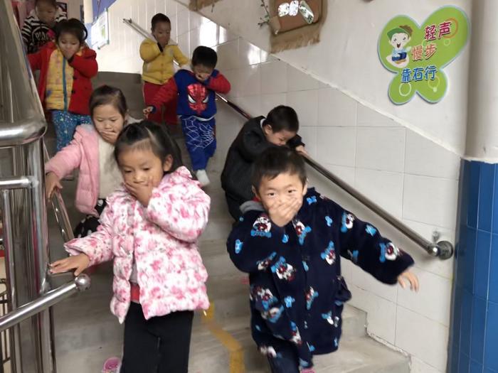 简阳市禾丰镇消防安全演练,消防大队演练幼儿园