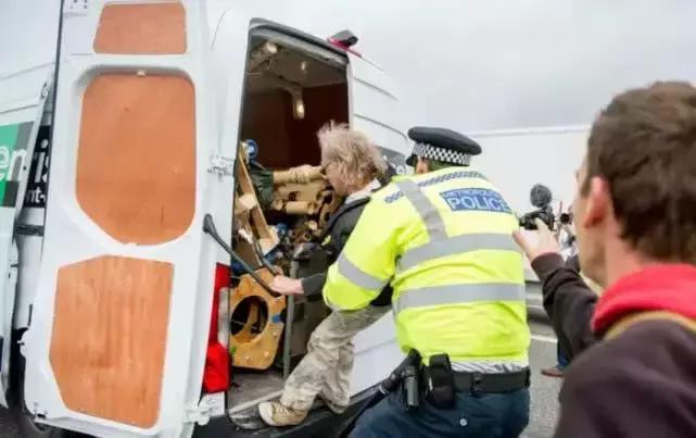 伦敦大混乱！*威示**者“血染”财政部，躺尸唐宁街，这是要上天？