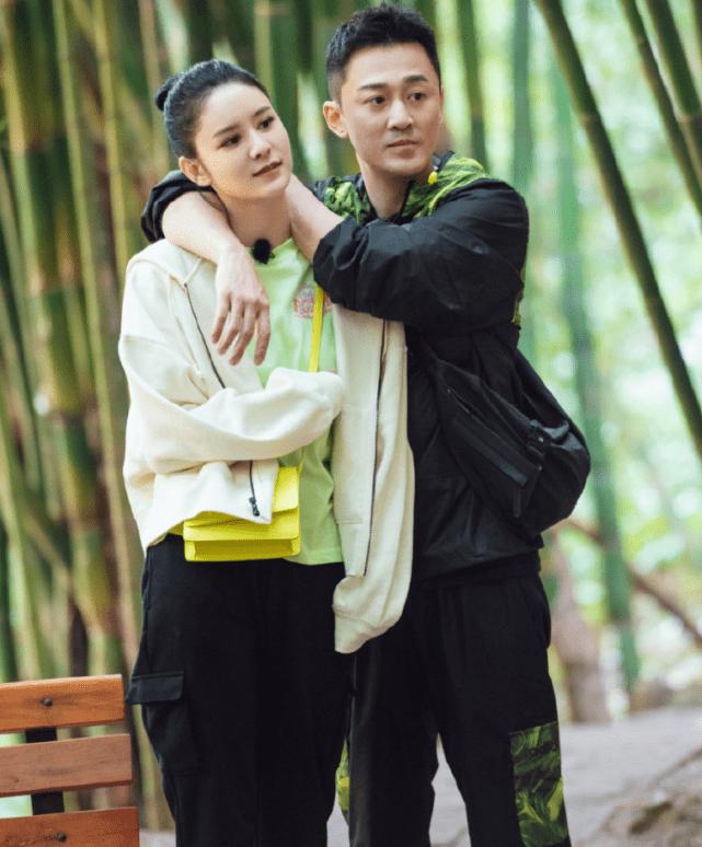 张馨月给林峯唱歌,林峯张馨月甜蜜瞬间