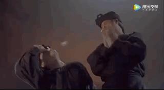 韩国女团两位成员,2个韩国女团练习生一前一后跳舞