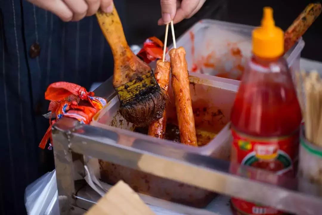 你们还记得学校门口的小吃摊儿么,小学生门口小吃摊物价究竟多离谱