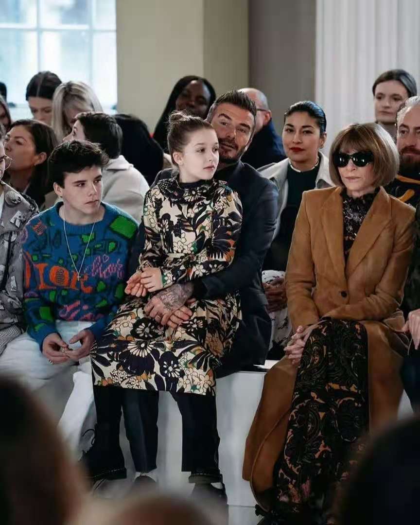 维多利亚晒小七近照！穿背心裙露出小粗腿，扎麻花辫回眸一笑太甜