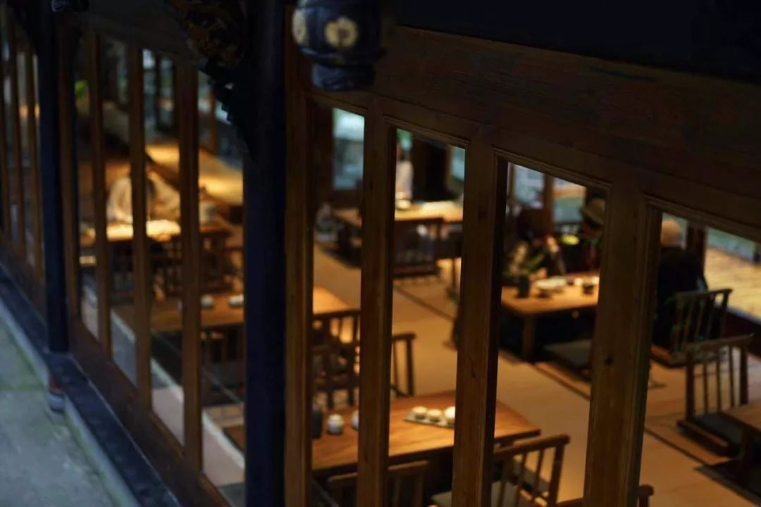 一家开在闹市里的茶馆,一家开在寺庙内的咖啡店