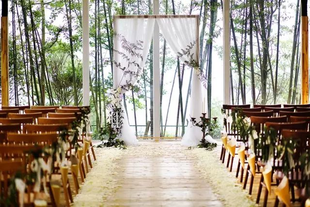 放弃城市40万年薪，夫妻躲进深山造出“最美书店”引600万人围观