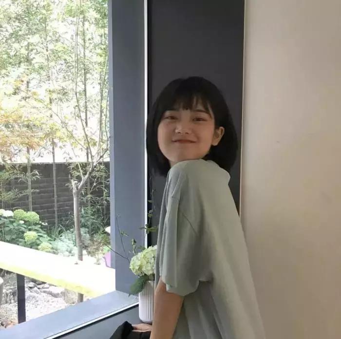 碎发太多怎么扎好看,扎高马尾额头前面碎发太多怎么办