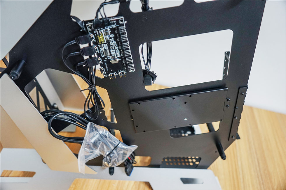 科技以灯为本，3600X+B450+BMR-24水冷+大水牛铁血战士机箱装机秀