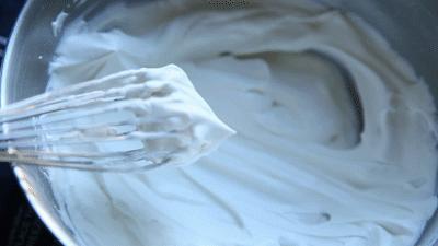 生日蛋糕奶油都用什么做的,生日蛋糕上面的奶油怎么做不会化