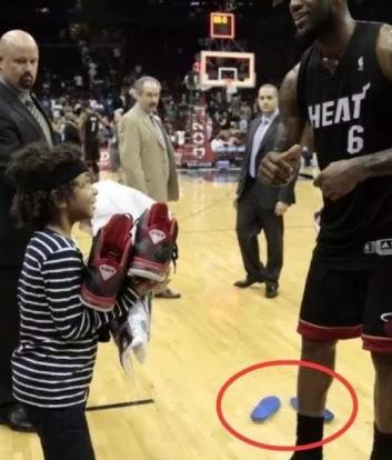 打篮球崴脚了怎么处理,打篮球崴脚脱鞋捏脚