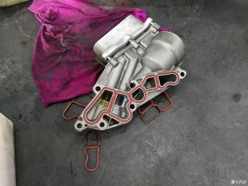 20年奔驰e300l发动机油底壳拆卸,奔驰老款e300机油格底座更换