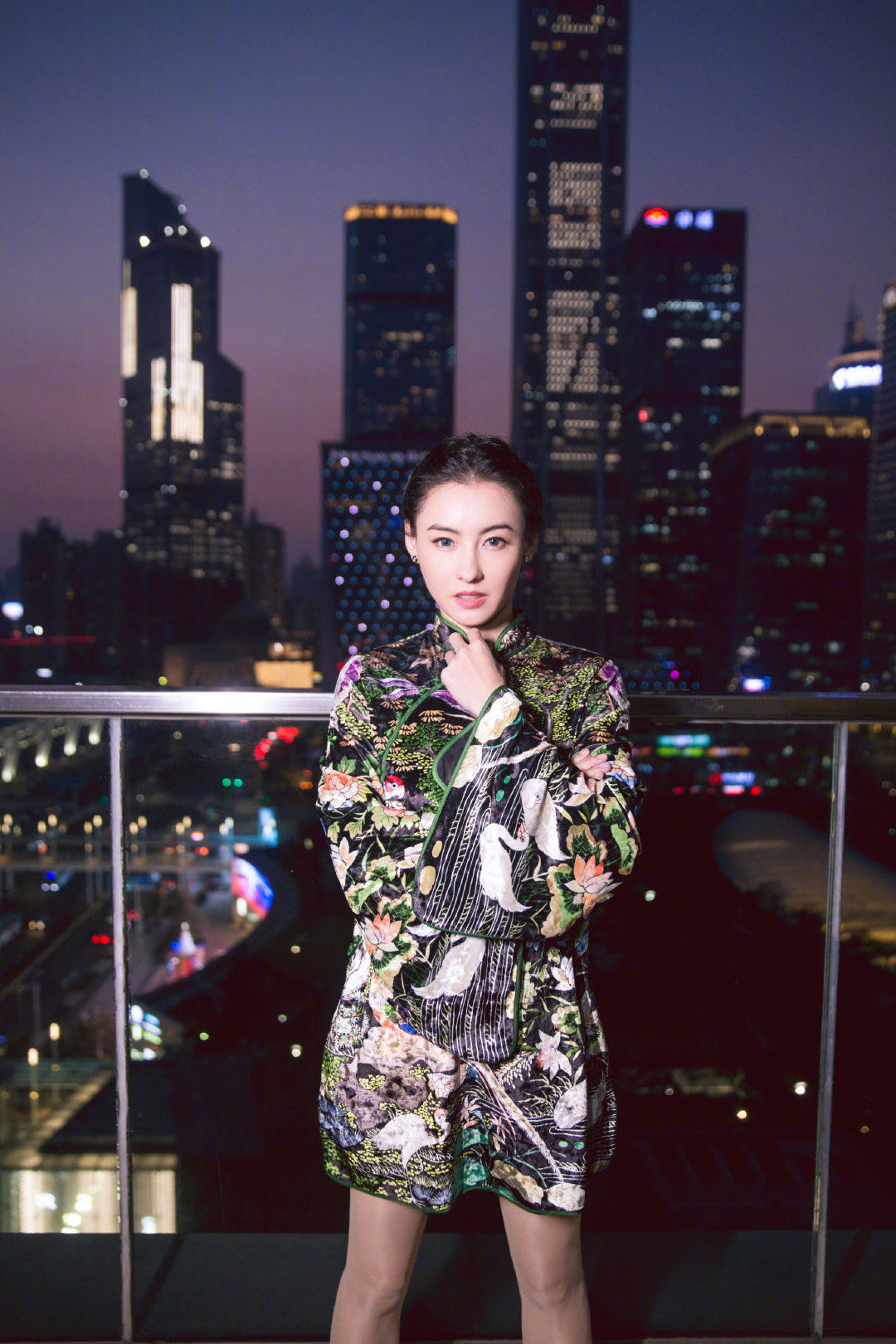 张柏芝戴蓝色美瞳拍大片，混血颜值更胜从前，旗袍造型气质美绝